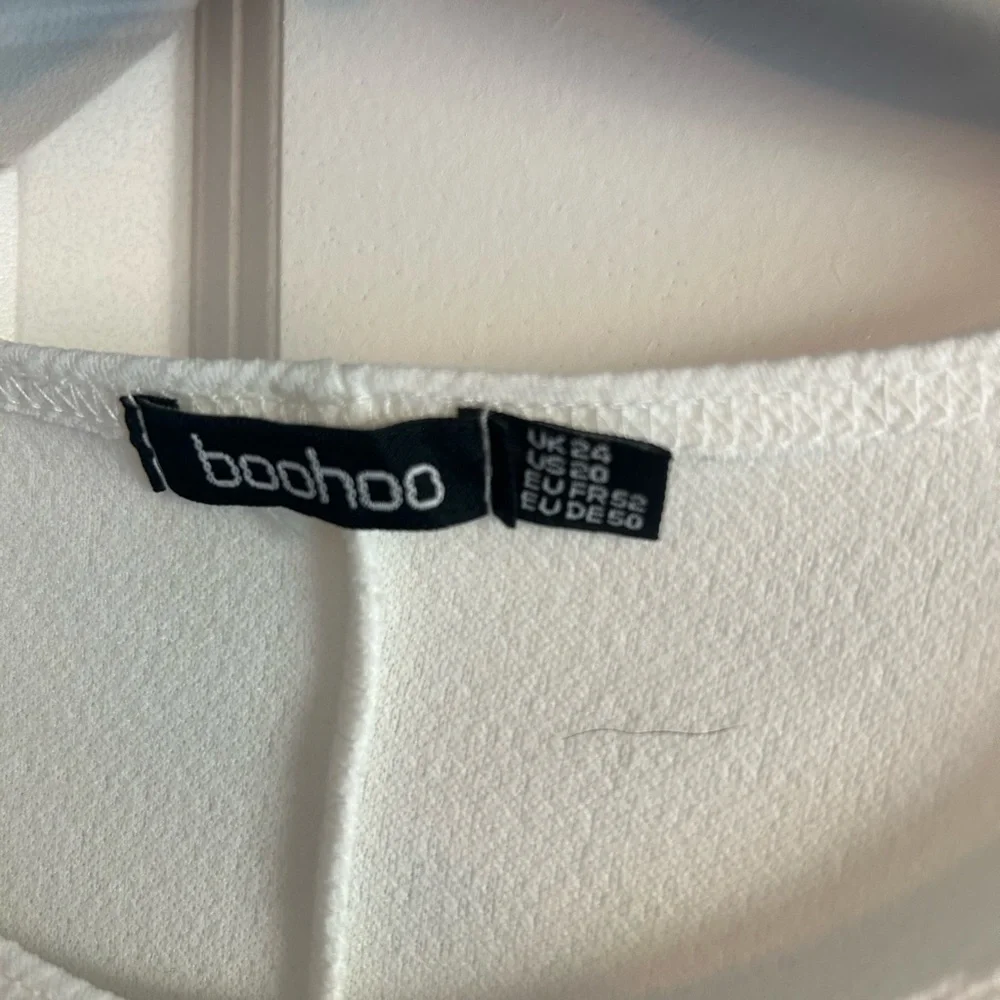 Boohoo White Textured Short Sleeve Shift Dress - Picture 4 of 4